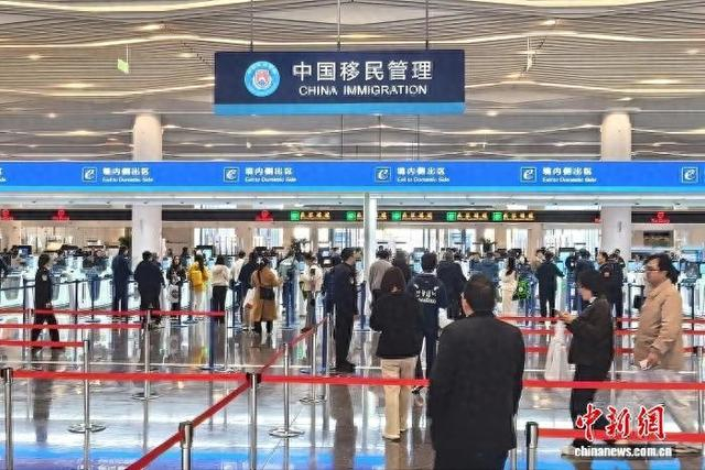 清明小长假来临叠加民航夏秋航季开启，上海口岸将迎来新一轮出入境客流高峰。上海边检总站供图