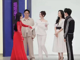 谢娜李小冉节目上一直拉手，打破不和传言，好姐妹一辈子