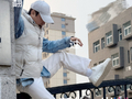 吴京52岁生日晒翻铁栏照：“翻过新的一岁”，妻子谢楠随后分享自己拍的“吴师傅”，并祝其生日快乐