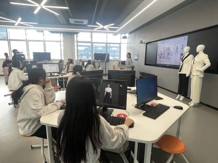 温州职业技术学院服装专题设计（女装）课。潮新闻记者 周琳子 摄