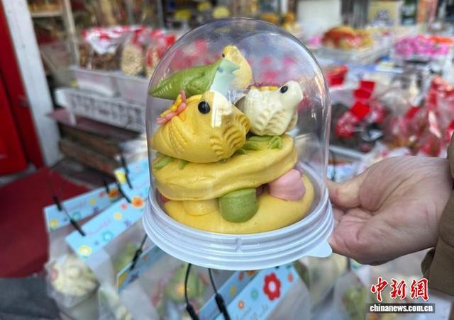 4月2日，山东烟台一家花饽饽店摆出的彩色面燕礼盒。中新社记者 王娇妮 摄