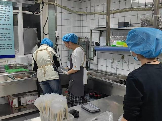 店员在为骑手们的晚餐装盒。新华社记者 许雄 摄