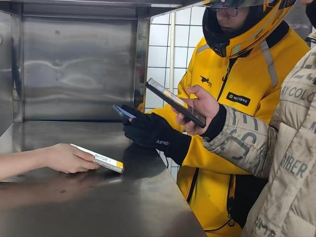 骑手在付款购买“一元晚餐”。新华社记者 许雄 摄