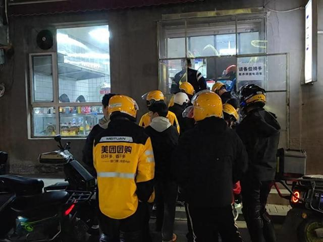 骑手在排队购买“一元晚餐”。新华社记者 许雄 摄