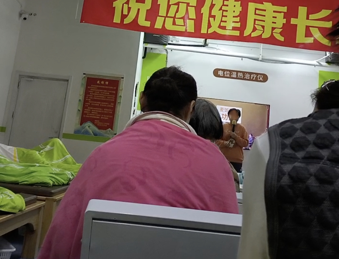 3月5日，朝阳区东坝乡金驹家园附近可喜安门店的店长正在给体验者们“讲课”。新京报记者 丛之翔 摄