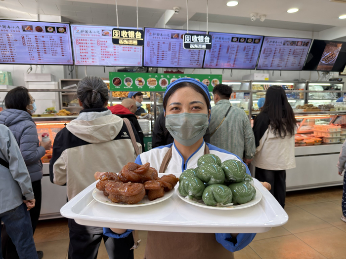 糖耳朵、青团等民俗小吃销量上涨。受访者供图