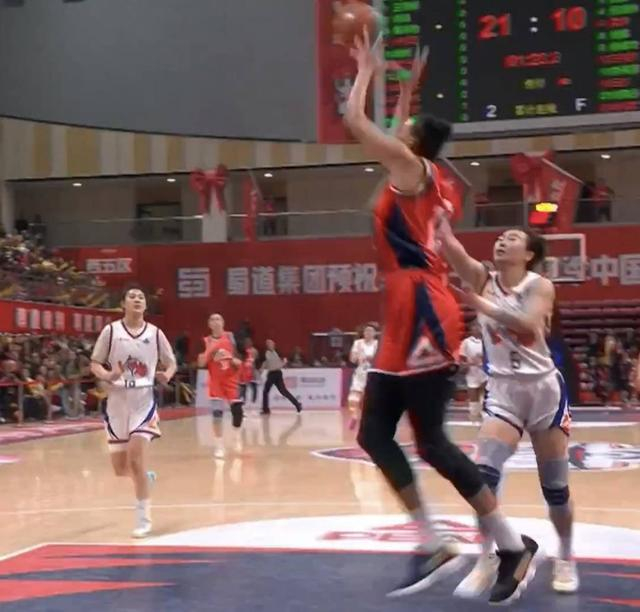 四川女篮坎贝奇接长传上篮（直播截图）
