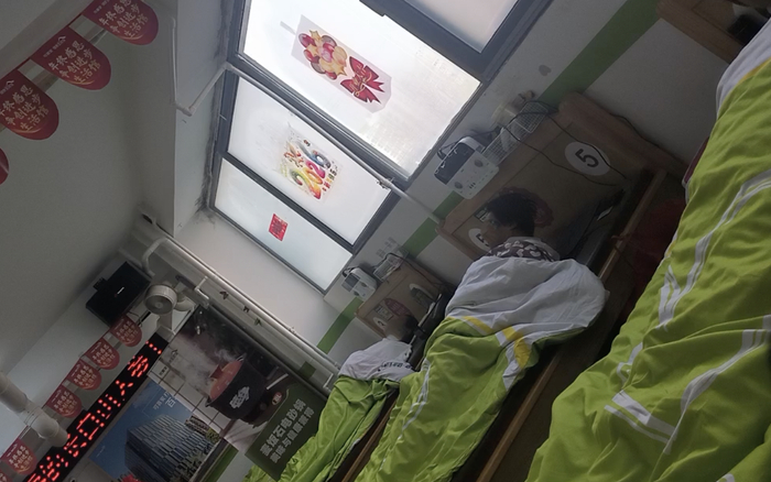 2月9日，朝阳区北苑中街附近的可喜安门店内，多名体验者躺在“发热床垫”上“治疗”。 新京报记者 丛之翔 摄