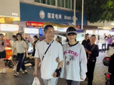 谢娜街头挽手购物被偶遇，大方主动与拍照者打招呼