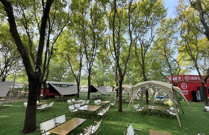 海底捞露营火锅南海子店即将正式营业。受访者供图