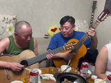 酒意酣畅，笑逐颜开 情不自禁的舞台释放
