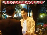 周柏豪在街头挑战给陌生人一个拥抱，“真诚的相拥是最好的无声治愈”