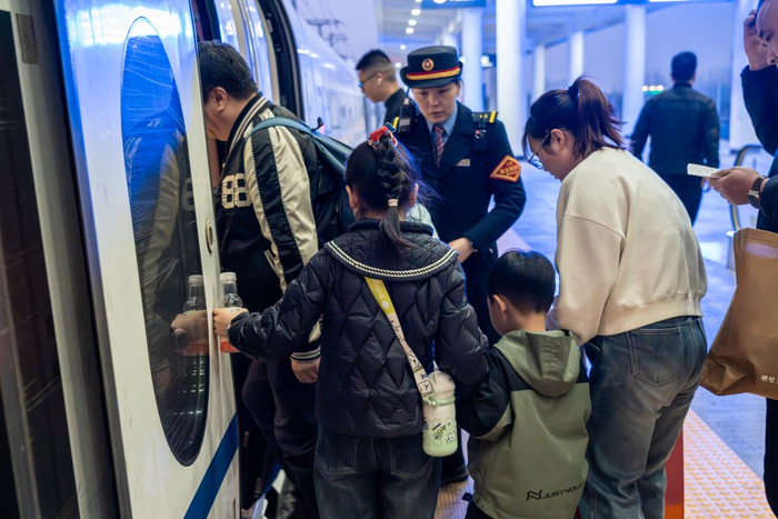 淮安东站组织旅客乘降 王睿 摄