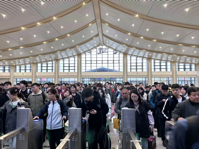 常州站有序组织旅客检票进站 惠云摄