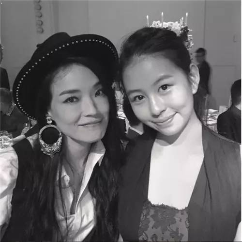 即使是在粉丝不多的微博上，郭富城、张智霖、袁咏仪都和她互相关注着。