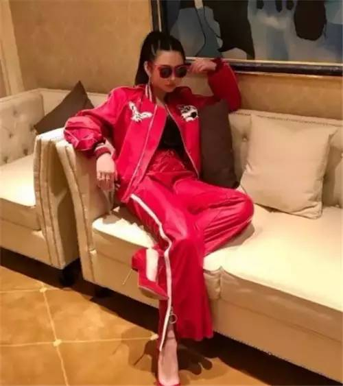 舒淇订婚的时候，沈月po出一张亲密合照，祝舒淇阿姨新婚快乐。