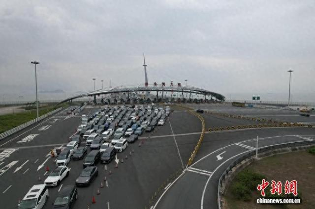 4月4日，港珠澳大桥珠海公路口岸迎来港澳车辆入境高峰。黎钊德 摄