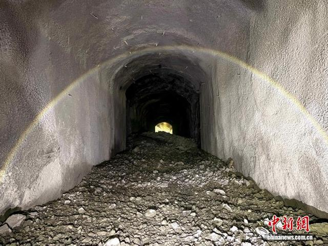 图为隧道贯通。王依卓 摄