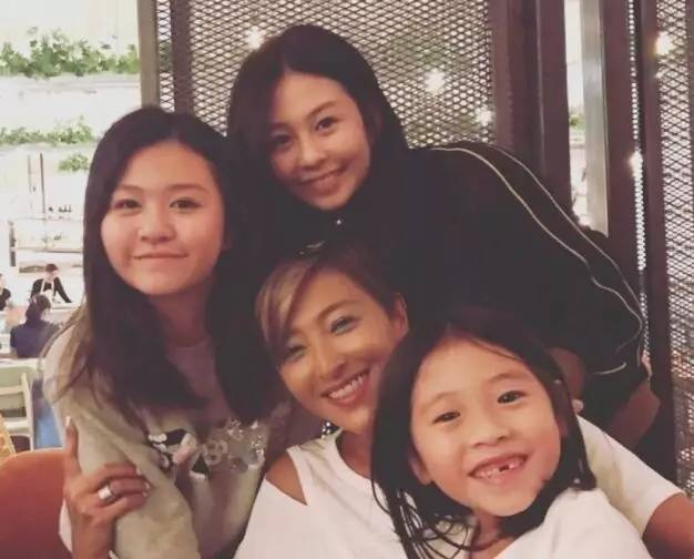 其中大女儿沈月可以说是完美复刻了妈妈的长相，成为女神接班人指日可待。