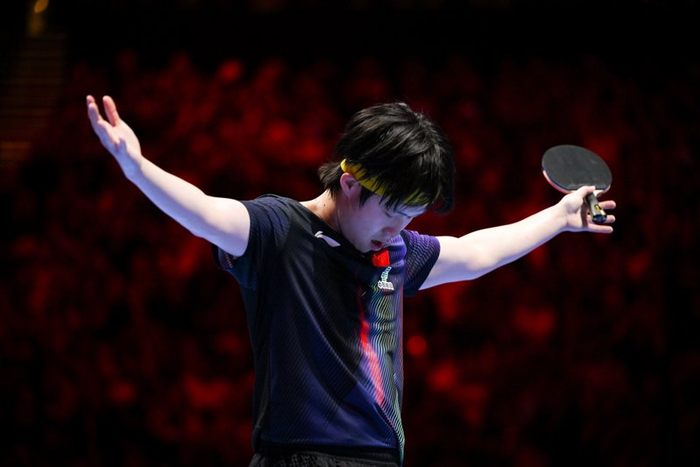 王楚钦在拿下最后一分后伸开双臂，长时间地闭眼呼吸   