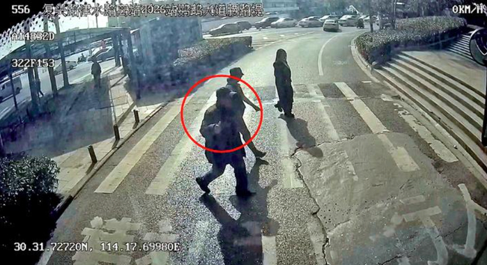 【礼让斑马线】武汉公交司机斑马线前暖心礼让,行人花样致谢|武汉市|杨波|湖北省|陈勇|驾驶员_新浪新闻