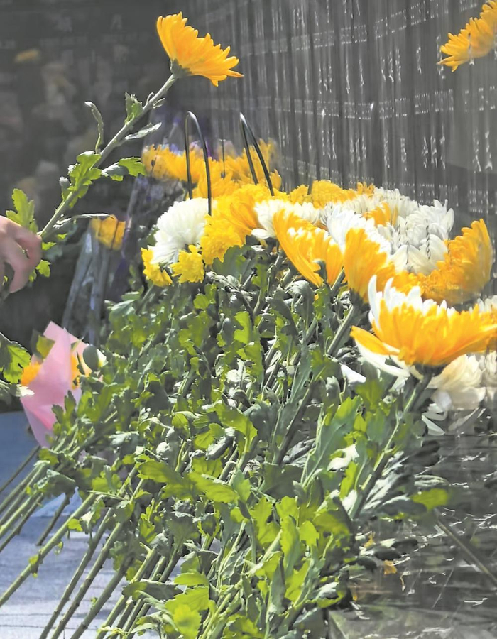     全体人员向捐献者献花。