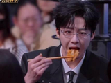 哈哈哈哈哈哈，大半夜我饿的流口水 翻到这个~要馋一起