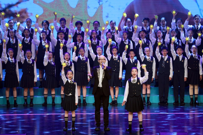 《阳光下，童声里》
