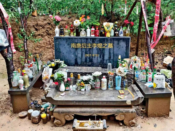 民间所立的“李煜墓”墓碑，如今成为扫墓胜地。供图/元文懿