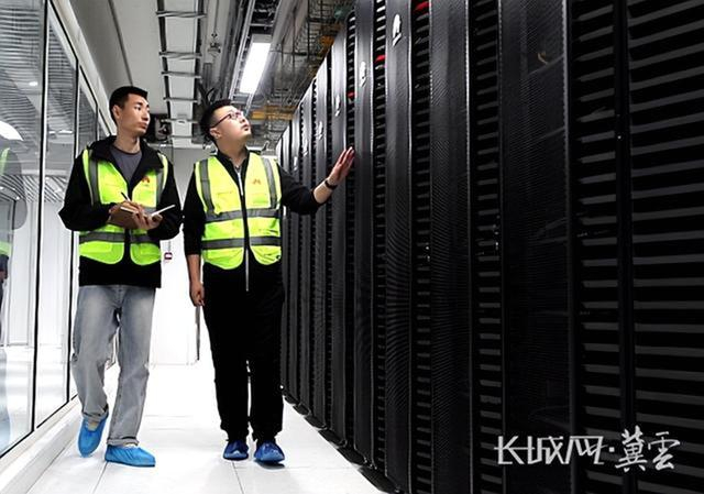 河北人工智能计算中心工作人员检查机房设备