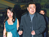刘銮雄23岁女儿晒母女照，自认长得像爸，在读硕士吕丽君教女有方