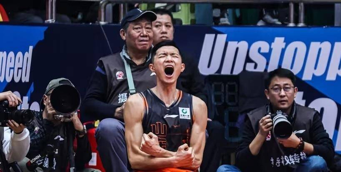 山东高速男篮则以22胜11负的战绩排在联盟第6位，不过他们接下来将面临一段魔鬼赛程，剩余的常规赛对手全部位列积分榜前12位。 因此，这场对阵宁波的比赛，对山东队来说是一场必须拿下的关键战，将为后续的艰难赛程奠定信心基础。 