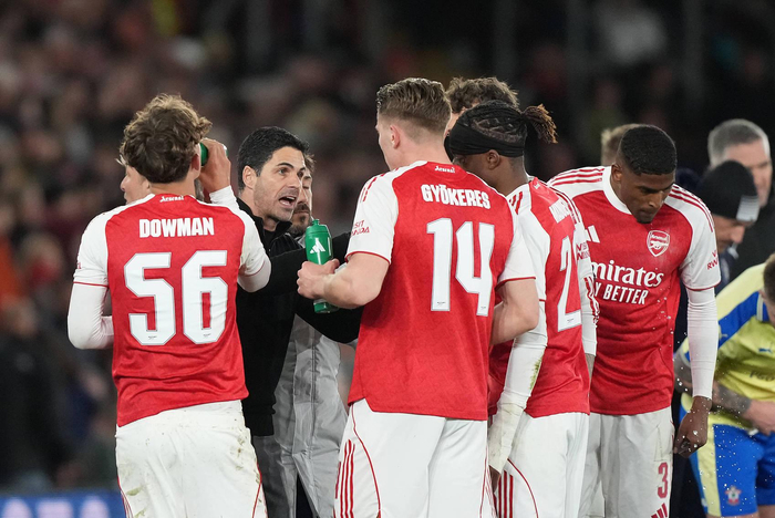 阿森纳主帅阿尔特塔利用比赛暂停紧急布置战术