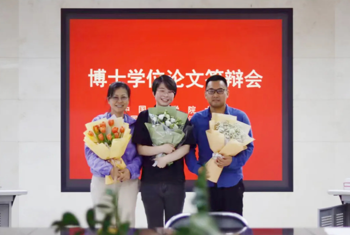 孙晓婧（中）与导师刘四清研究员（左）、林瑞淋副研究员（右）合影