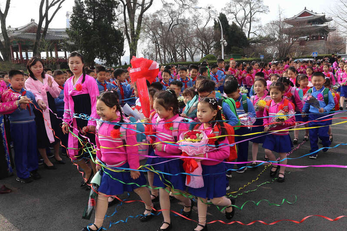 当地时间4月1日，朝鲜平壤，金成柱小学举行开学典礼，新生受到在校学生、教师及其他人员的欢迎。视觉中国供图