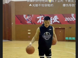 摊牌CBA！郭艾伦亮相训练场，不穿鞋子抗议耐克