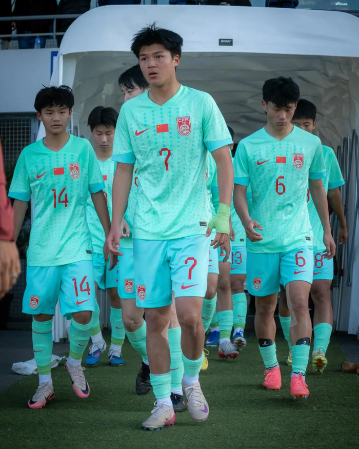 争议？国少助教疑推搡16岁留洋新星+追着骂！球迷愤怒：严惩+开除他|李壮飞|刘凯源|男足|比利亚雷亚尔|中国男足_新浪体育_新浪新闻