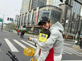 黄晓明就带娃上路骑行道歉