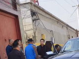 寇振海回乡时与村民的互动细节，如何体现了他的个人品格？