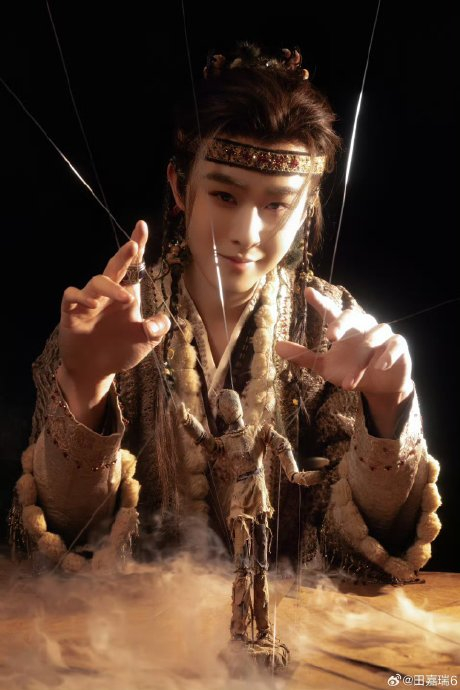 田嘉瑞在《月鳞绮纪》中饰演的龙神寄灵为何能引发观众共鸣?|表演|田嘉瑞演技|破碎感演技|寄灵委屈|替身文学_新浪娱乐_新浪新闻