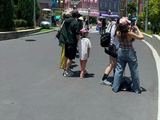 唐嫣罗晋带6岁女儿游环球影城，素颜牵手破婚变传闻