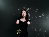 锤娜丽莎的哪首歌或演出最能展现她声音的治愈力？