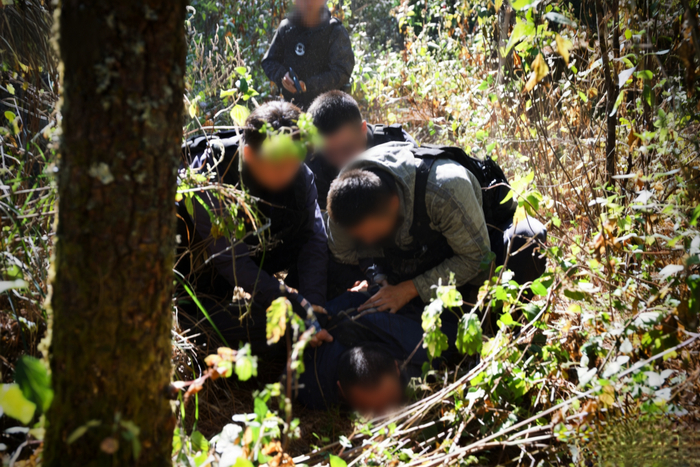 缉毒民警抓捕毒贩。图源：临沧警方