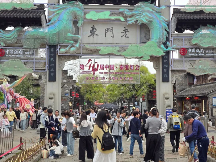 春假期间老门东人头攒动。 记者 金磊摄