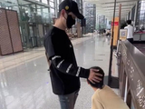 黄晓明带娃出游，小海绵贪玩摔倒，黄晓明跪地给他擦汗被赞好爸爸