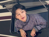 杨紫拍摄间隙从房车里探头逗逗小狗，董竹君贤惠的装扮少女的心啊