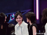 韩红圈内地位太高 她不坐下，单依纯吴宣仪都不敢坐！