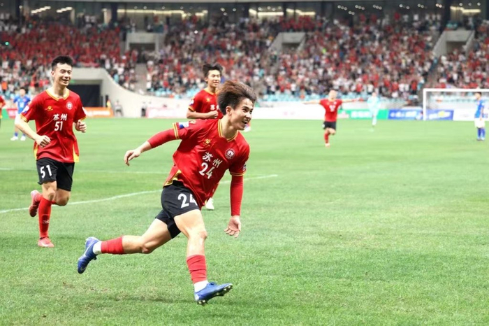 　高二学生、苏州队前卫寇程入选首届“苏超”最佳阵容。