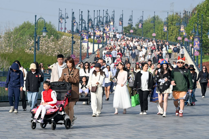 4月5日，上海迪士尼度假区迎来客流高峰。澎湃新闻记者 朱伟辉 图