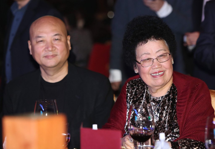 2013年10月18日，北京，胡润百富15周年庆典举行。香港富华国际集团创始人陈丽华与丈夫迟重瑞。视觉中国资料图